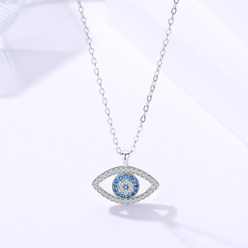 Boze oog hanger van zilver met blauwe en heldere zirkonia aan een fijne ankerketting