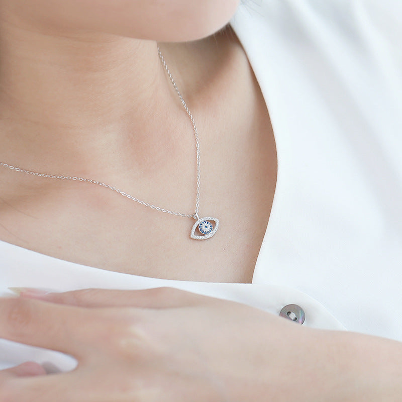 De ketting gedragen op de hals bij een witte blouse