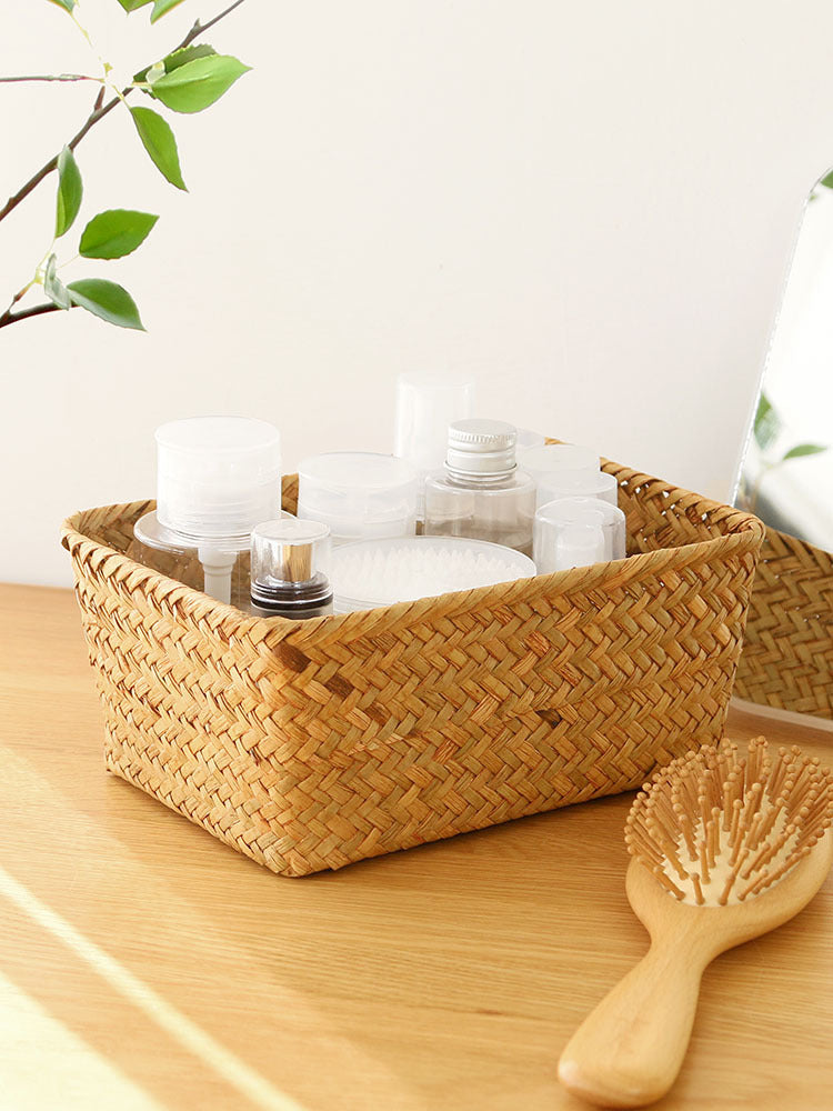 Zeegras opbergmand op een plank met cosmeticaflesjes erin