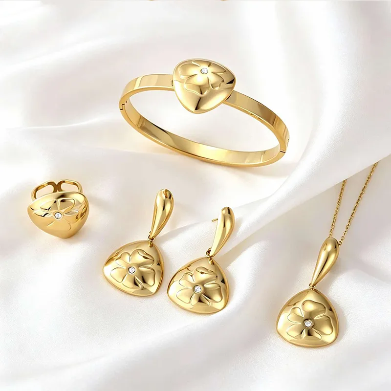 Model Bol hartje goud - goudkleurige RVS set met bol hartmotief: armband, ring, oorbellen en ketting