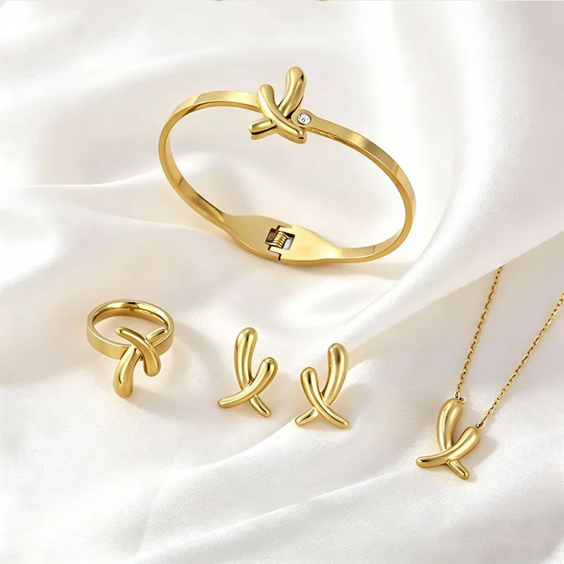 Model Gouden X-motief - goudkleurige RVS set met gekruist X-motief: armband, ring, oorbellen en ketting