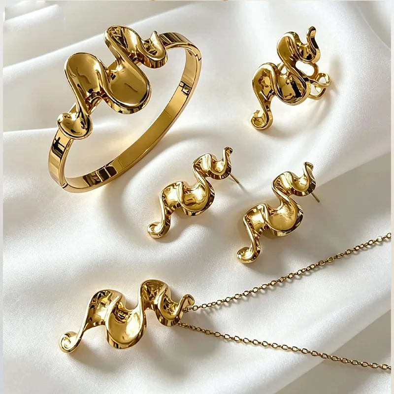 Model Gedraaide spiraal - goudkleurige RVS set met spiraalmotief: armband, ring, oorbellen en ketting