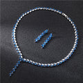 Dezelfde set in blauw: blauwe zirkonia in het laurierbladmotief van ketting en oorbellen