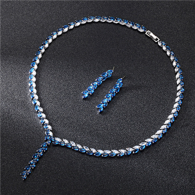 Dezelfde set in blauw: blauwe zirkonia in het laurierbladmotief van ketting en oorbellen