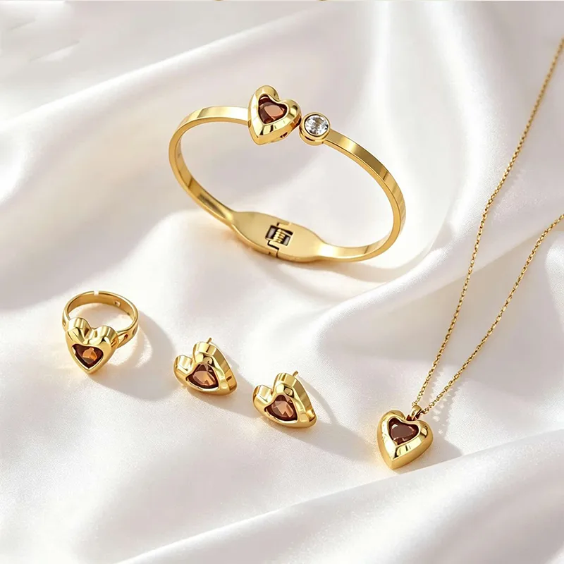 Model Hartje met rode steen - goudkleurige RVS set met roodbruine steen in hartvorm: armband, ring, oorbellen en ketting