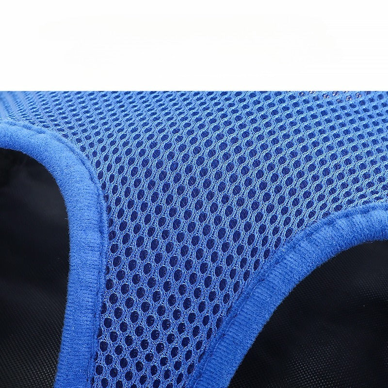 Close-up van het ademende mesh van de draagzak met blauwe bies